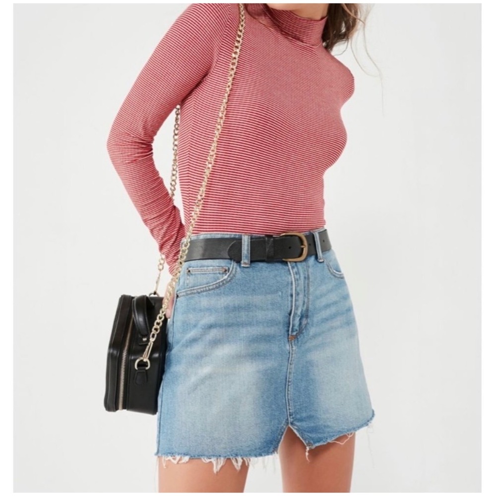 BDG Urban Outfitters Light Wash Denim Mini Skirt Raw Hem Blue XS-TP‎